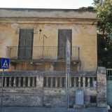 Era abbandonato da decenni, ma fino a qualche mese fa continuava a mostrarsi con il suo basso muretto in pietra perimetrale, le facciate color ocra e le verdi finestre sovrastate da semplici architravi